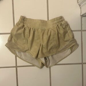 Size 4 lulu lemon hotty hot shorts low rise 2.5 length